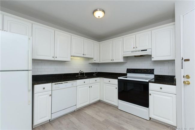 21 - 21 Hills Ln, Condo with 2 bedrooms, 2 bathrooms and null parking in Westport CT | Image 13