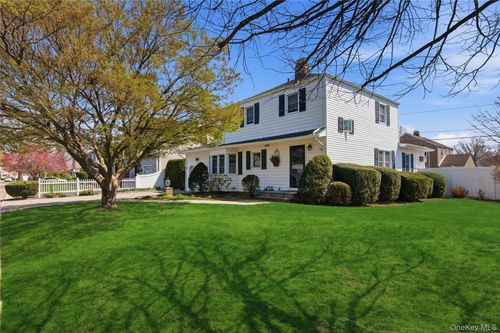 44 Magnolia St, Westbury, NY, 11590-1811 | Card Image