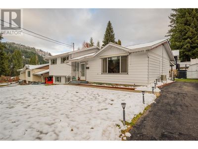 64 Mollar Rd, House other with 3 bedrooms, 2 bathrooms and 4 parking in Fruitvale BC | Image 2