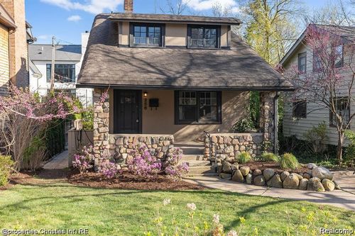 256 Ravine Rd, Birmingham, MI, 48009-3421 | Card Image