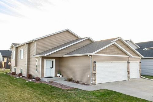 3053 38th Ave S, Moorhead, MN, 56560-6038 | Card Image