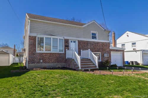 95 Thompson Ave, Oceanside, NY, 11572-5015 | Card Image