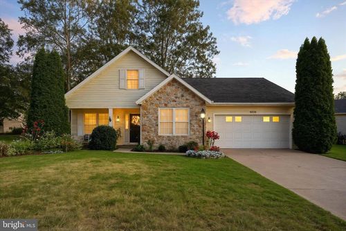 5985 Greenbriar Ter, FAYETTEVILLE, PA, 17222-9612 | Card Image