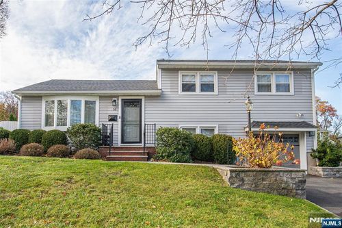 16 Hemlock St, Waldwick, NJ, 07463-1407 | Card Image