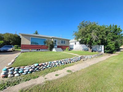 9814 95 Ave, House detached with 4 bedrooms, 2 bathrooms and 2 parking in Peace River AB | Image 2