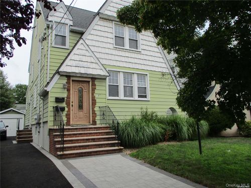 127 Gordon Rd, Valley Stream, NY, 11581-3401 | Card Image
