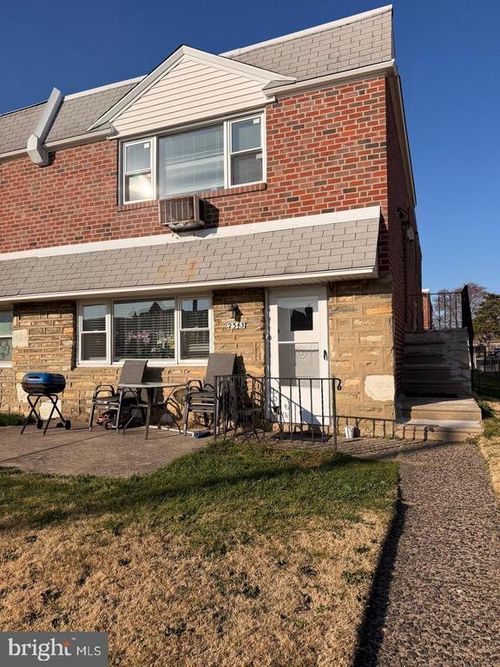 2343 Hoffnagle St, PHILADELPHIA, PA, 19152-2513 | Card Image