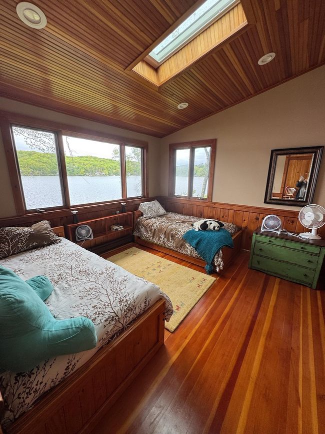 Built-in shelving and panoramic views of the lake | Image 24