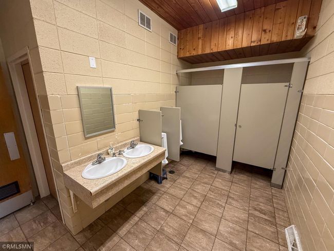 Mens Bathroom | Image 24