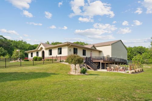 811 Gunder Estates Blvd, Clermont, IA, 52135-8562 | Card Image