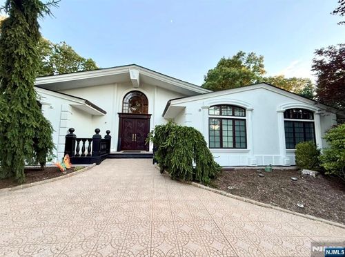 8 Driftwood Dr, Livingston, NJ, 07039-1424 | Card Image
