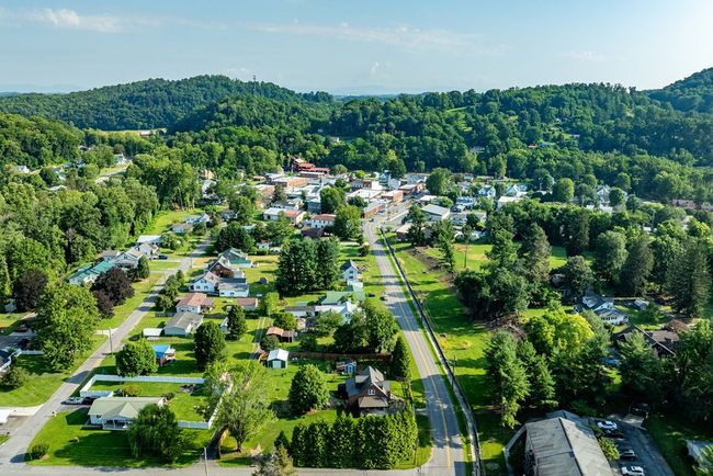 461 S Shady Ave, House other with 3 bedrooms, 3 bathrooms and null parking in Damascus VA | Image 12