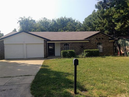1906 Longmeadow Dr, Arlington, TX, 76015-4039 | Card Image