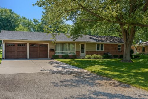 104 Central Ct, Watseka, IL, 60970-7592 | Card Image