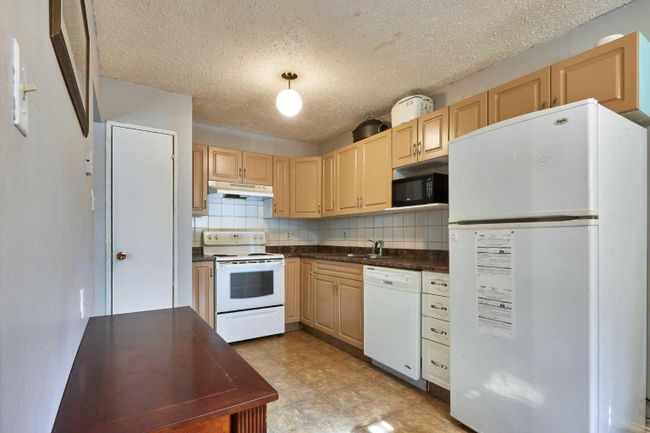84 Cameron Road Se, Home with 3 bedrooms, 2 bathrooms and 3 parking in Medicine Hat AB | Image 8