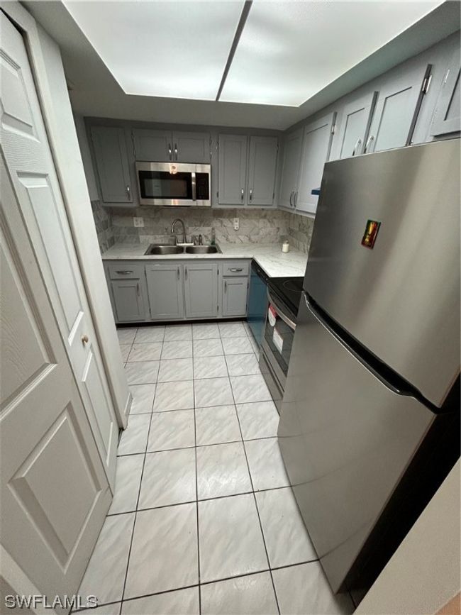 APT-107 - 3704 Broadway, Condo with 2 bedrooms, 1 bathrooms and null parking in FORT MYERS FL | Image 4