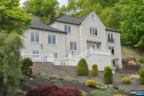 207 Eileen Dr, Cedar Grove, NJ, 07009-1351 | Card Image