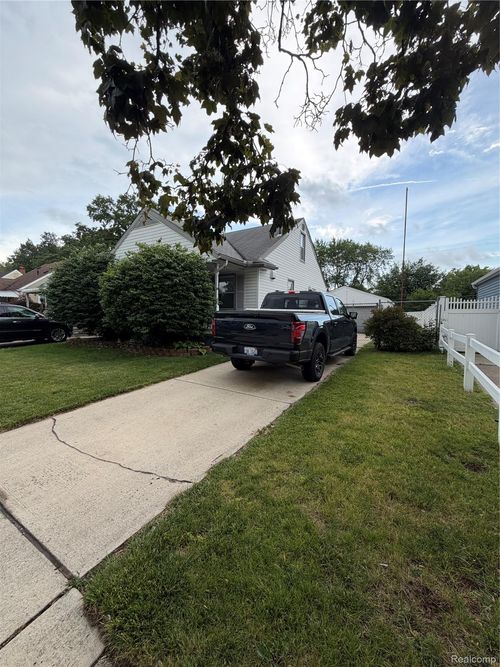 2049 Regina Ave, Lincoln Park, MI, 48146-2597 | Card Image