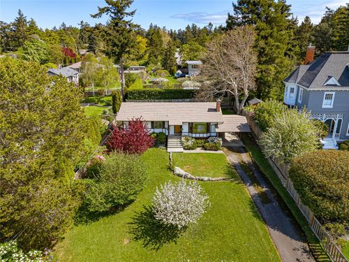 3928 Cadboro Bay Rd, Saanich, BC, V8N4G9 | Card Image