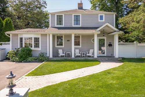 84 Earl St, Westbury, NY, 11590-2925 | Card Image
