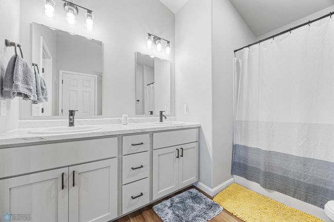 Upper Level Bathroom | Image 14