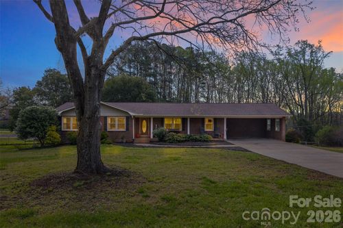 4022 Lynn Cir, Shelby, NC, 28152-7904 | Card Image