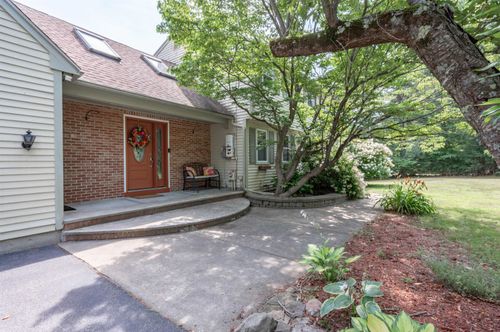 8 Sullivan Road, Hudson, NH, 03051 | Card Image