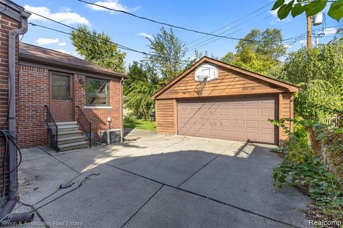 745 Beechmont St, Dearborn, MI, 48124-1574 | Card Image