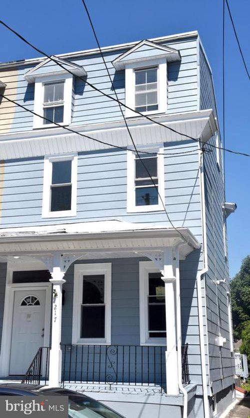 217 W Union St, BURLINGTON, NJ, 08016-1331 | Card Image