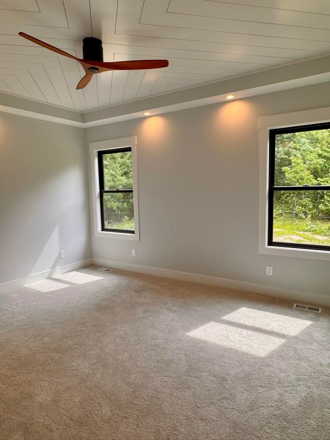 Primary suite, tray ceiling with ceiling trim detail | Image 12