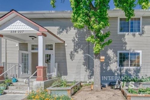 225 W Village Ln, Boise, ID, 83702-6211 | Card Image