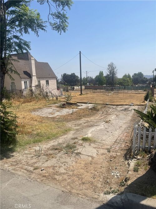 318 W Altadena Dr, Altadena, CA, 91001-4702 | Card Image