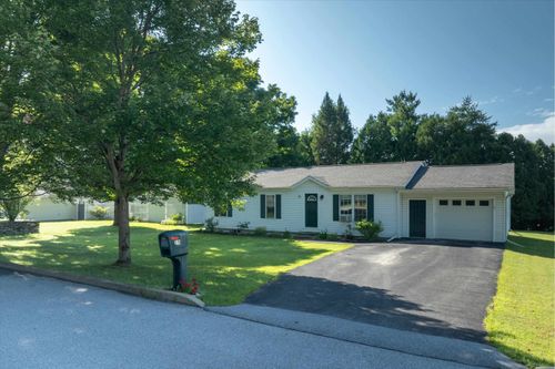 15 Stone Ridge Dr, Rutland, VT, 05701-3818 | Card Image