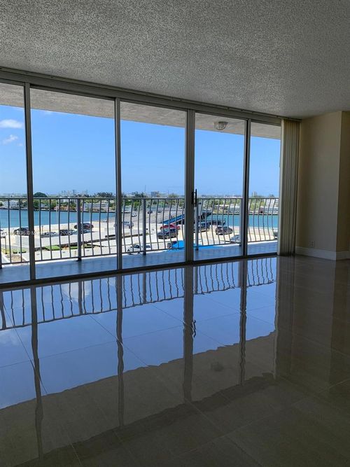 apt-714-7601 E Treasure Dr, North Bay Village, FL, 33141-4344 | Card Image
