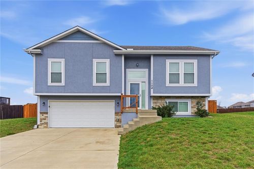 1104 Sw 10th Ter, Oak Grove, MO, 64075-9444 | Card Image
