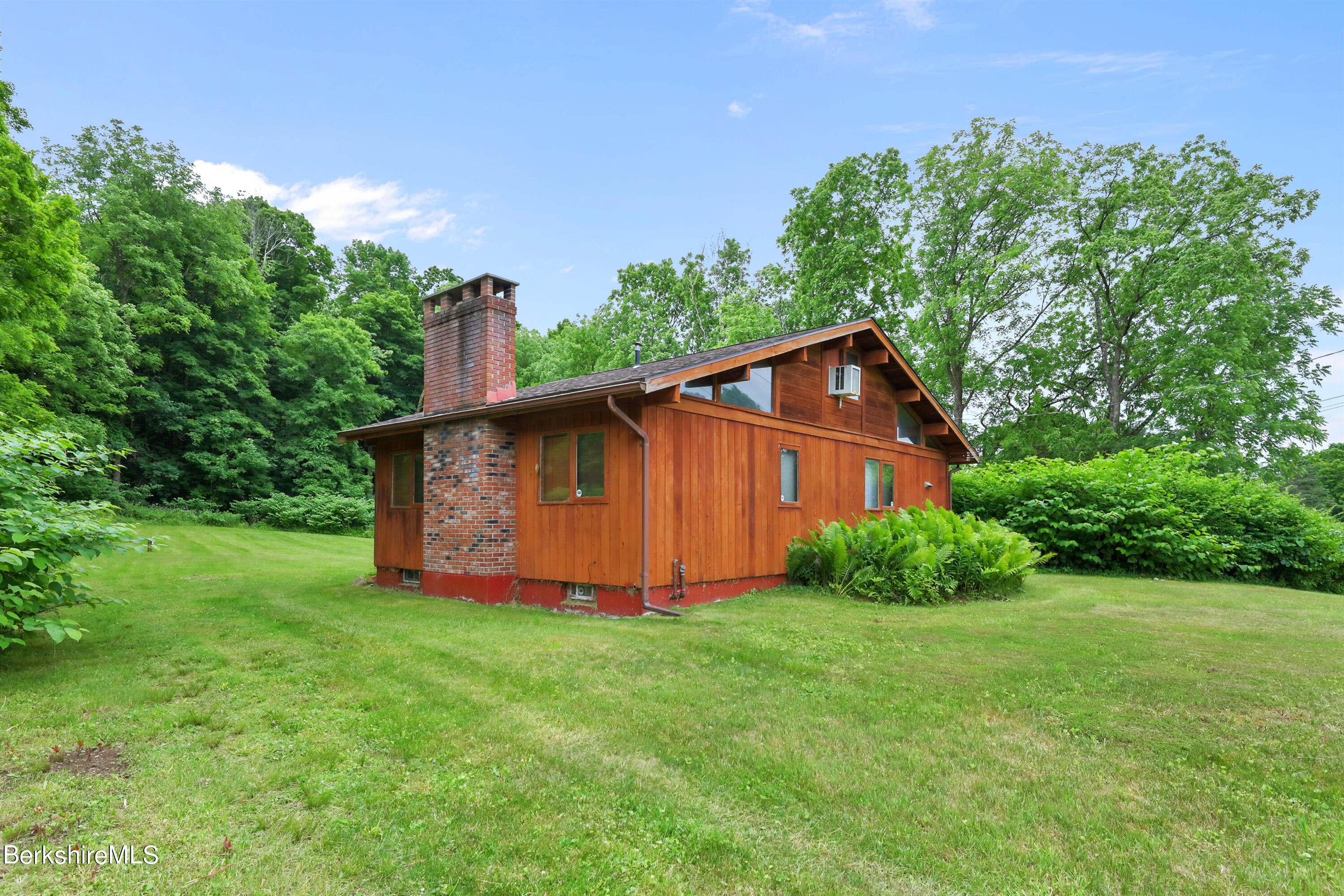 Washington Mountain Rd, Lee, MA 01238