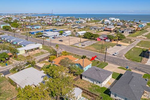 935 S Church St, Rockport, TX, 78382-2353 | Card Image