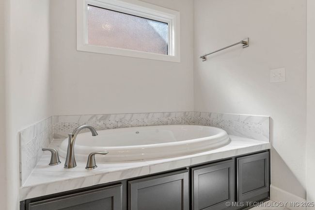 12662 S Irvington Ave, House other with 3 bedrooms, 3 bathrooms and null parking in Bixby OK | Image 34