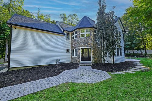 112 Sunken Meadow Rd, Northport, NY, 11768-2727 | Card Image