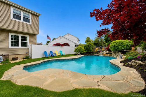 6 Lea Ave, Manorville, NY, 11949-2920 | Card Image