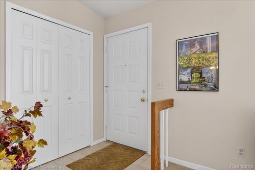 7127 Danbrooke, West Bloomfield, MI, 48322-2952 | Card Image