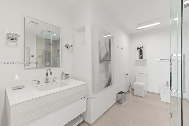 APT-2004 - 50 S Pointe Dr, Condo with 2 bedrooms, 3 bathrooms and null parking in Miami Beach FL | Image 8