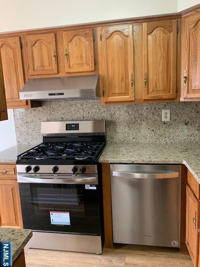 678 Broad St, Townhouse with 2 bedrooms, 3 bathrooms and null parking in Clifton NJ | Image 10