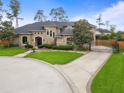 You will enjoy the privacy gate on the driveway! | Image 1