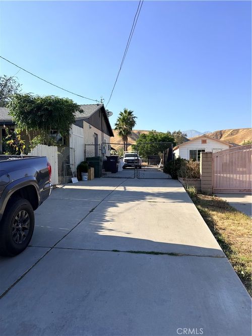 2735 W George St, Banning, CA, 92220-3803 | Card Image