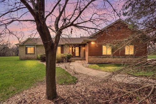 S28W36305 Scuppernong Cir, Dousman, WI, 53118-9677 | Card Image