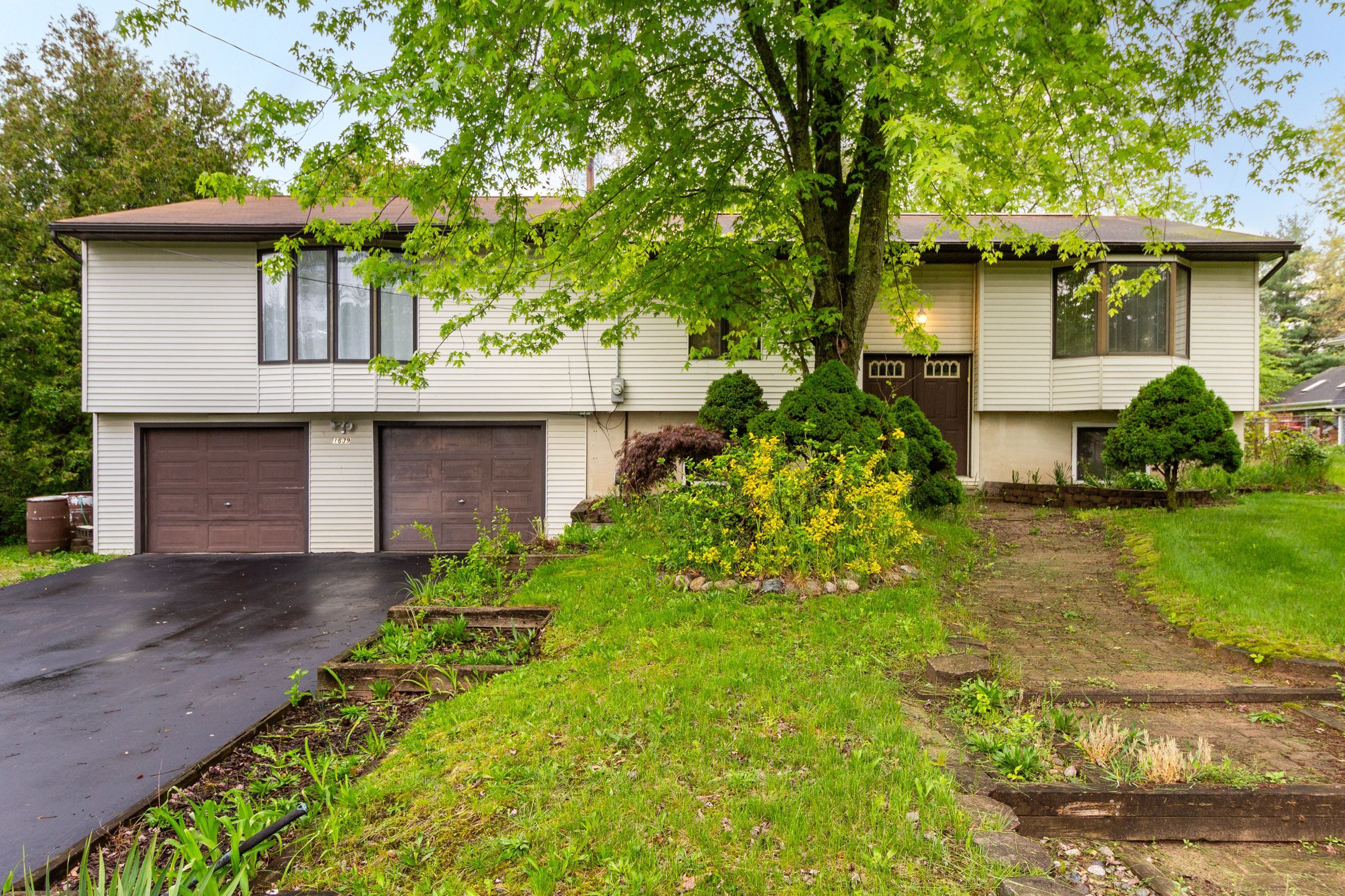 Mercedes St, West Bloomfield, MI 48324