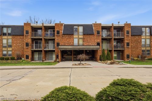 4187 Columbia Rd, North Olmsted, OH, 44070-2076 | Card Image