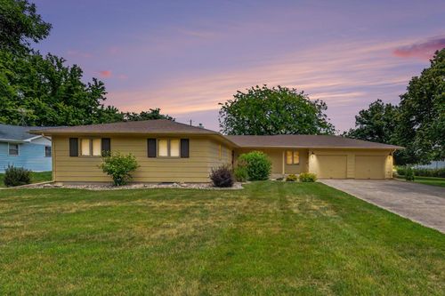 807 7th Ave Se, Pipestone, MN, 56164-1721 | Card Image