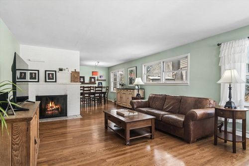 411 Pine Manor Dr, Wilmette, IL, 60091-2363 | Card Image